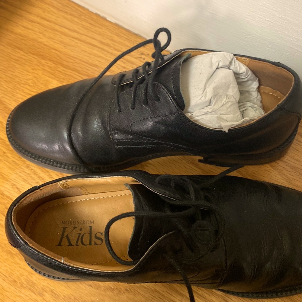 Nordstrom boy dress shoes with laces size 1 M in big kids.